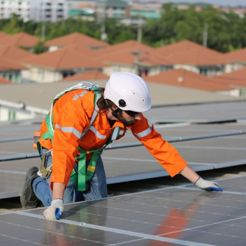 Gros plan d'un travailleur nettoyant des panneaux solaires dans une centrale solaire ou une ferme Gros plan d'un travailleur nettoyant des panneaux solaires dans une centrale solaire ou une ferme