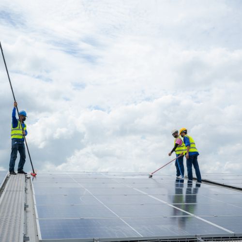 Ouvriers nettoyant des panneaux solaires Ouvriers nettoyant des panneaux solaires