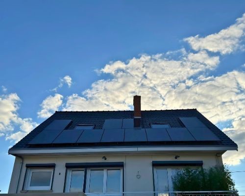 Qu’est-ce qu’un panneau solaire ? Un panneau solaire ou capteur solaire est une technologie pouvant capter les rayons solaires pour les transformer en : Énergie thermique : qui est ensuite transférée à un fluide caloporteur comme l’air ou l’eau. Cela permet d’alimenter votre système de chauffage et de chauffer l’eau sanitaire de votre domicile. Énergie électrique : grâce à un processus dit « photovoltaïque », cette énergie sert à approvisionner votre réseau domestique en électricité. Qu’est-ce qu’un panneau solaire ?<br />
Un panneau solaire ou capteur solaire est une technologie pouvant capter les rayons solaires pour les transformer en :<br />
Énergie thermique : qui est ensuite transférée à un fluide caloporteur comme l’air ou l’eau. Cela permet d’alimenter votre système de chauffage et de chauffer l’eau sanitaire de votre domicile.<br />
Énergie électrique : grâce à un processus dit « photovoltaïque », cette énergie sert à approvisionner votre réseau domestique en électricité.